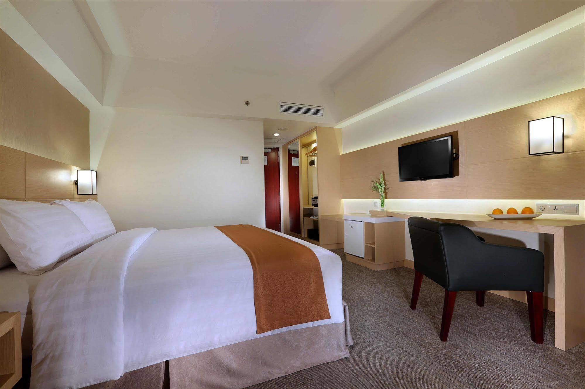 Golden City Hotel And Convention Center - Chse Certified Semarang Zewnętrze zdjęcie